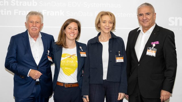 (v.l.n.r.) Heinrich Straub und Franca Frank (SanData EDV-Systemhaus GmbH),  Angelika Bisch und Dr. Horst Schaffer (Schaffer & Partner mbB)